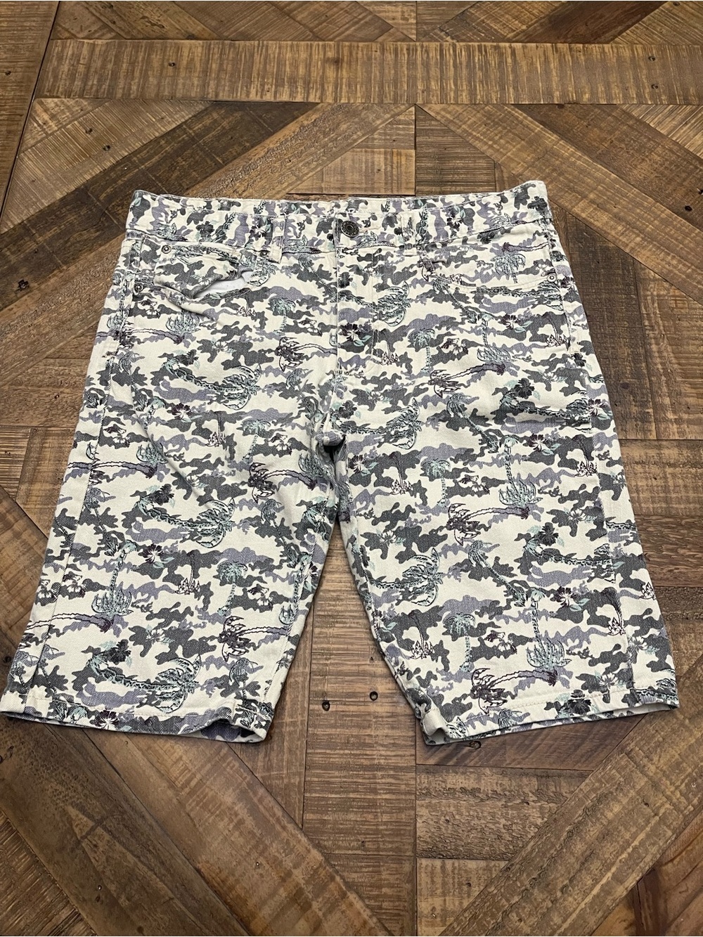 Carbon Men’s Slim Fit Palm Tree Camouflage Denim Shorts Grey Beige Size 32